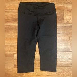 Fabletics XS Black Cropped Leggings